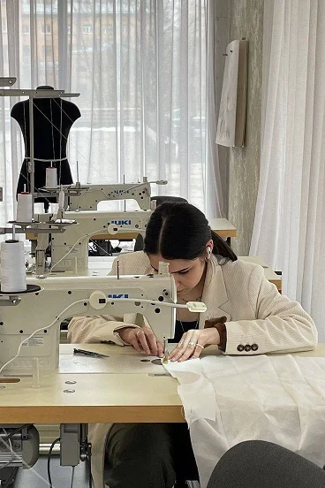 همکاری با مزونها یا کار مستقل؟ کدام بهتر است؟ 4 sewing at home