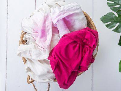 علت رنگ دادن لباس چیست؟ (8 روش جلوگیری از رنگدهی لباس) 8 علت رنگ دادن لباس