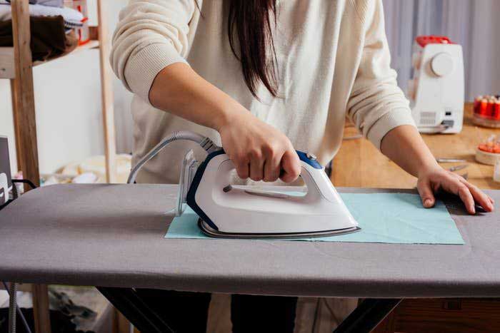 8 ترفند چرخ خیاطی خانگی که دوختت را حرفهای میکند 5 اتوکاری در خیاطی